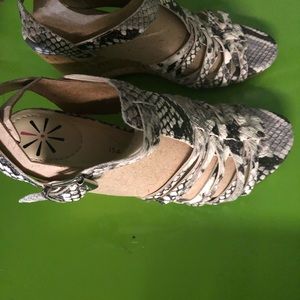 Isaac Mizrahi wedges- size 5.5. Snake
